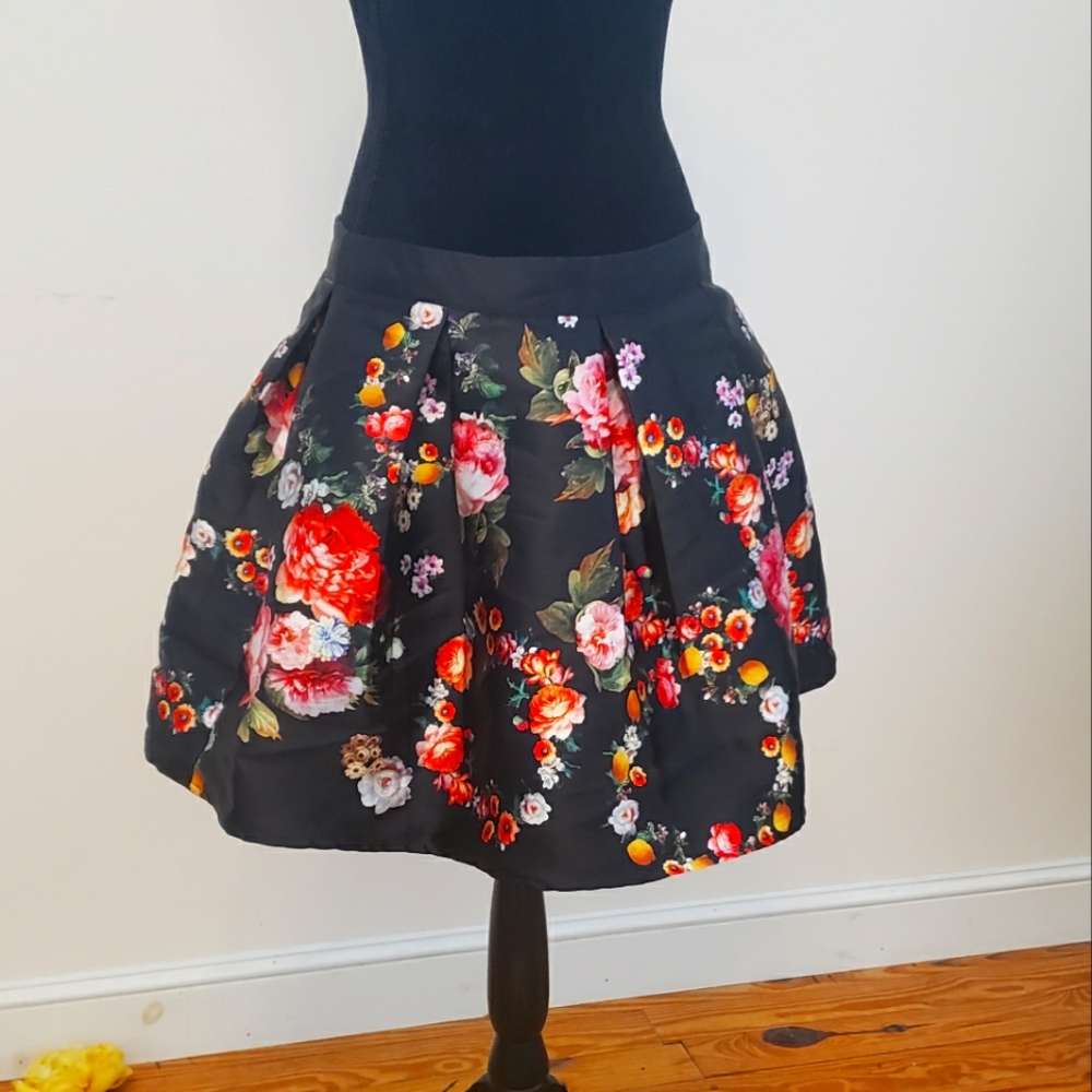 Teeze Me Floral pleated skirt size 11/13
